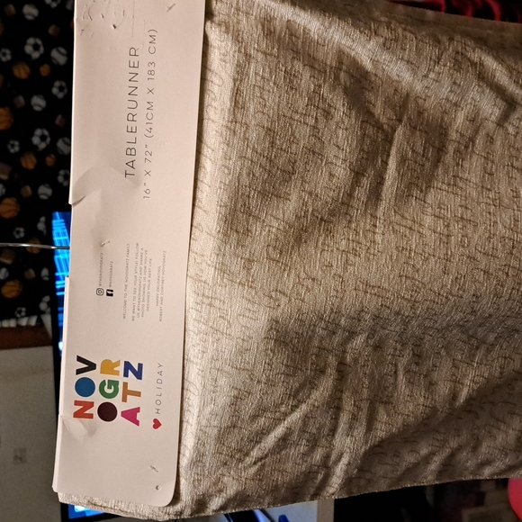 Novogratz Christmas Tablerunner NWT - Picture 2 of 8